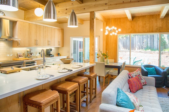 Comfortable counter seating for 4+